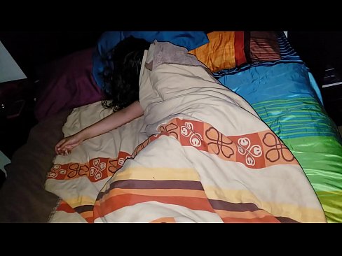 ❤️ Njërku qorton njerkën e tij të re ndërsa ajo fle. Porno tek ne sq.virtsextor.ru ❤